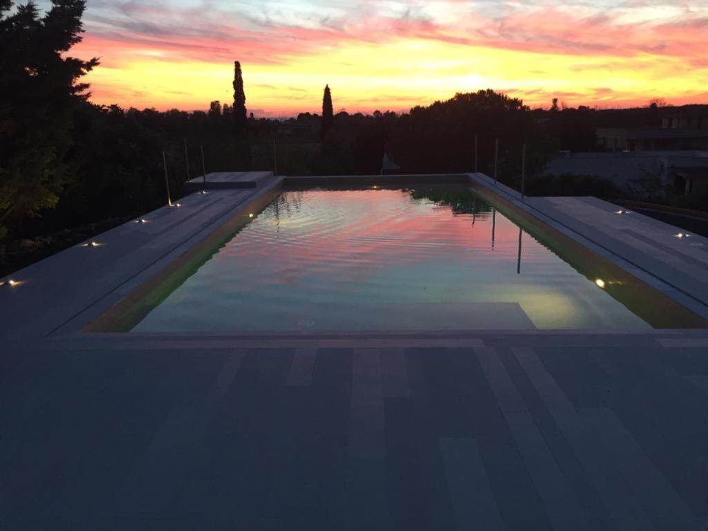 加利波利卡罗拉别墅住宿加早餐旅馆的一座享有日落美景的游泳池