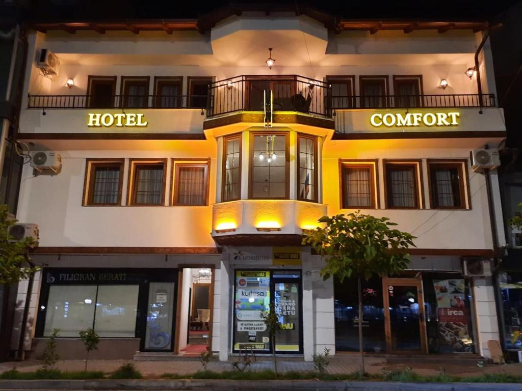 普里兹伦Comfort Hotel Prizren的前面有标志的酒店