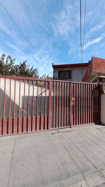 科皮亚波Residencial familiar EL Valle的建筑前的红栅栏