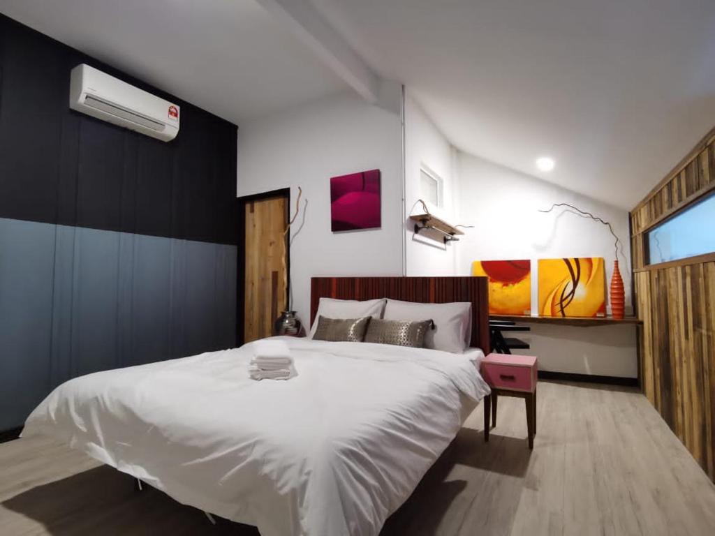 怡保7 Wooden Lodge Ipoh City的卧室设有一张白色大床和一扇窗户。