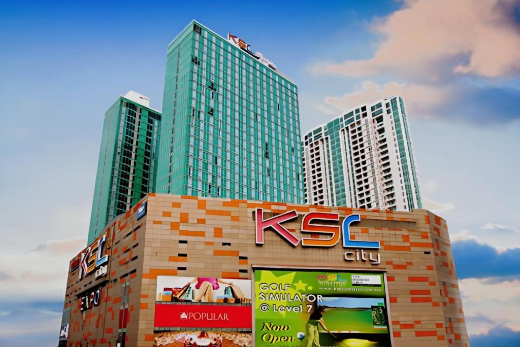 新山KSL City Mall Johor Bahru 5 Pax High Floor City View的一座高楼前的建筑