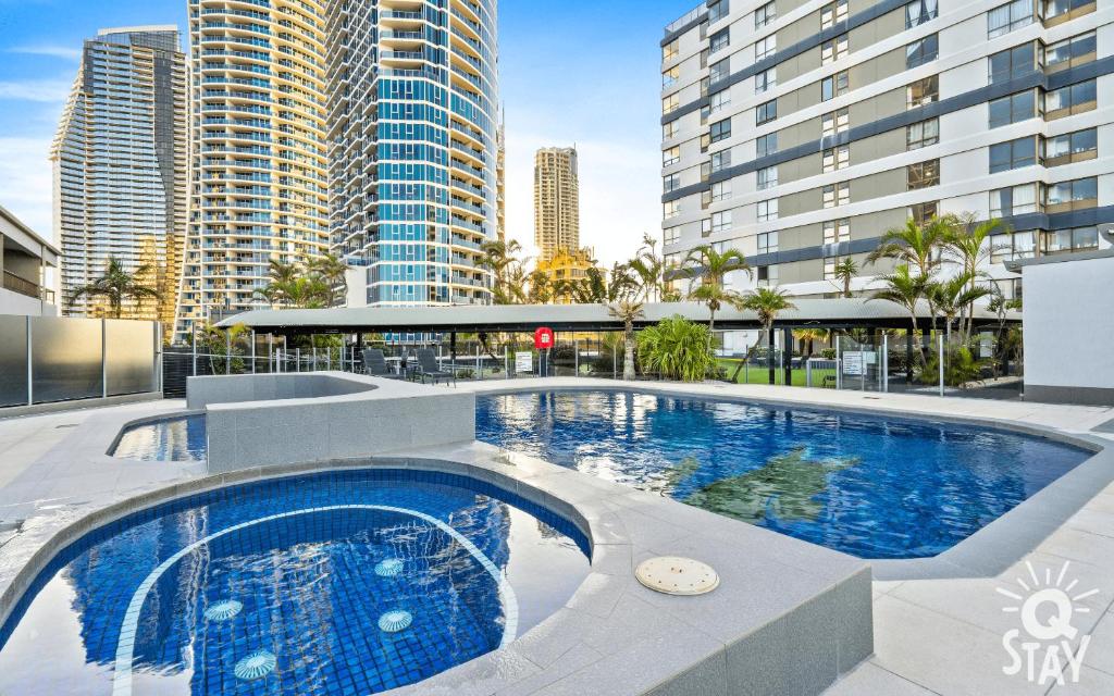 黄金海岸Top of the Mark - Q Stay的一座位于城市中心,拥有高楼建筑的游泳池