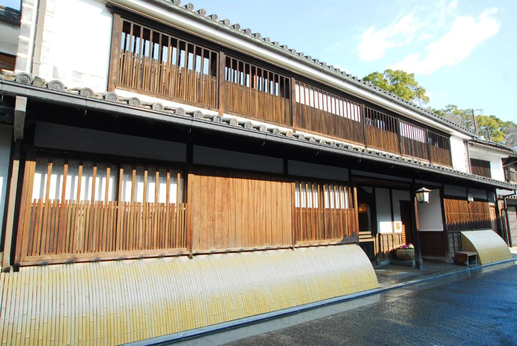仓敷吉井日式旅馆的一面是一座木板建筑