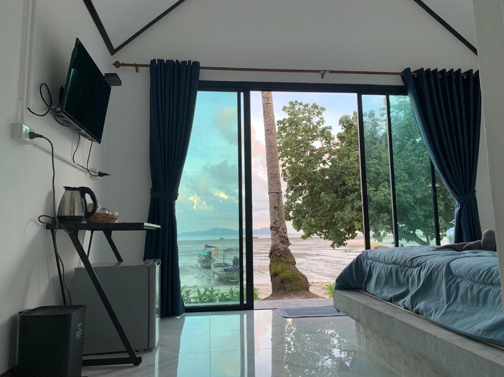 班柯木Mook tawan Beach house的卧室设有海景大窗户