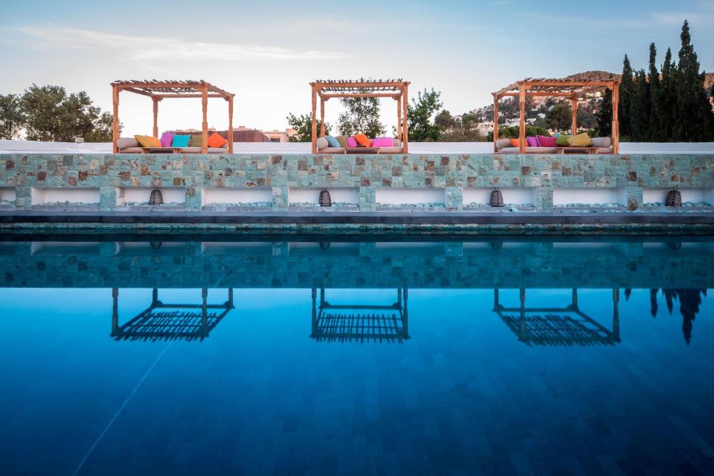 圣埃乌拉利亚伊比扎森酒店的一个带两个凉亭的游泳池和一个游泳池