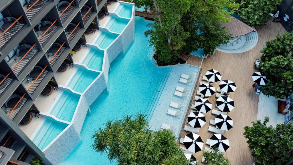 奥南海滩Panan Krabi Resort - SHA Extra Plus的享有酒店游泳池的顶部景色