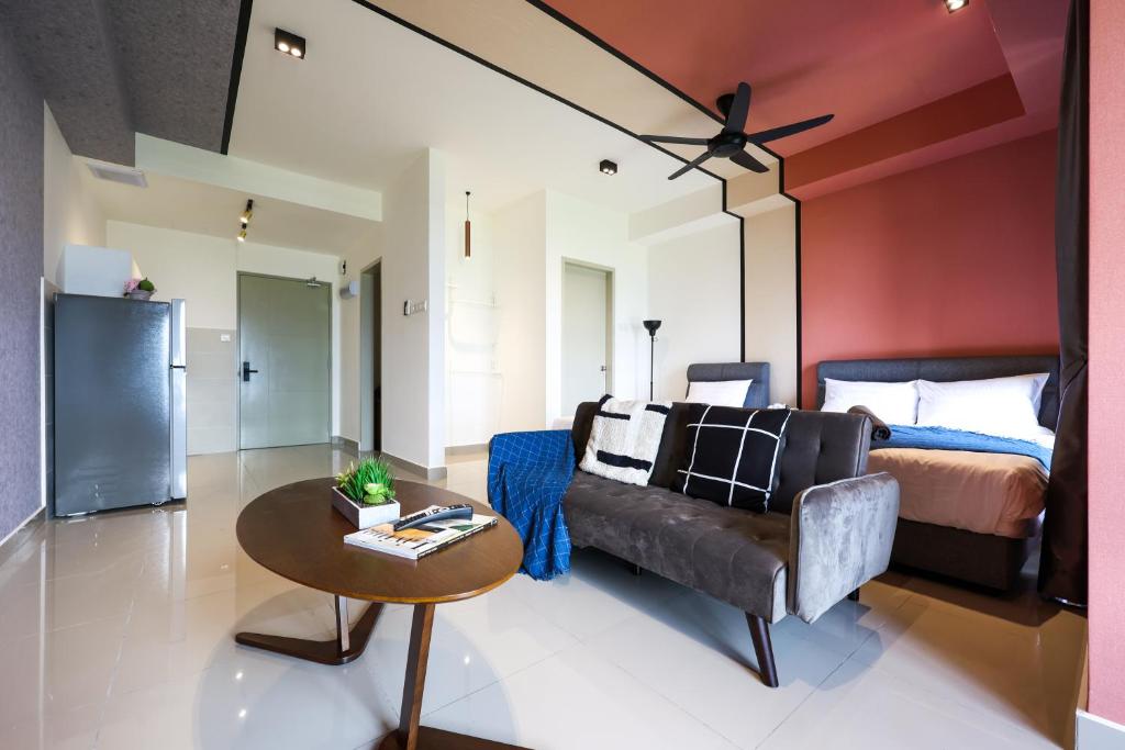 马六甲Bali Residences @ Icon Stay Melaka的客厅配有床、沙发和桌子