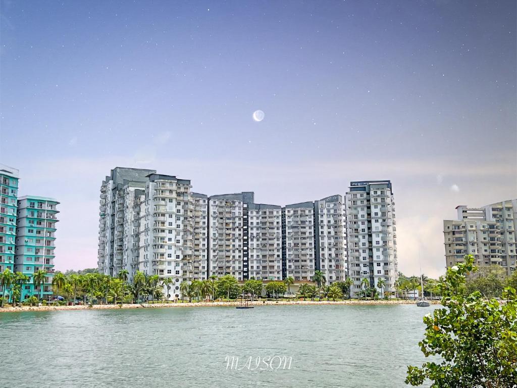 波德申BayView Suites Port Dickson By MAISON的靠近水体的大型公寓楼