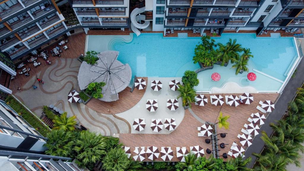 奥南海滩Sea Seeker Krabi Resort - SHA Extra Plus的游泳池顶部景,带遮阳伞
