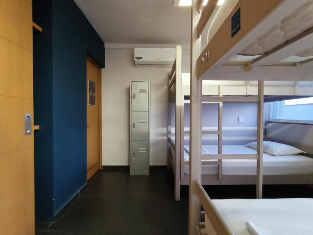 科苏梅尔Hostel Auikyani的带两张双层床的客房和走廊