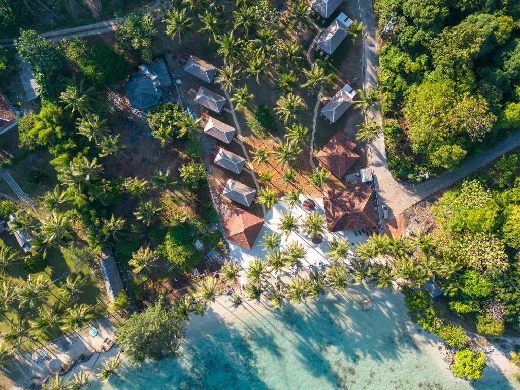 卡里蒙贾瓦Eco Casa的享有棕榈树和水景的度假村