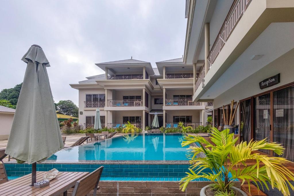 贝圣安那Sahaj Holiday Apartments的一座设有游泳池和遮阳伞的酒店