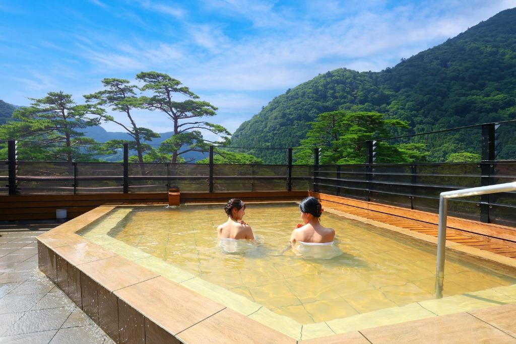 那须盐原市TAOYA Nasu Shiobara的两名女性在一座山地游泳池里