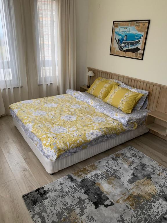 拉兹洛格Private Apartment Pirin Golf Club with Lake View的一间卧室配有一张床和地毯