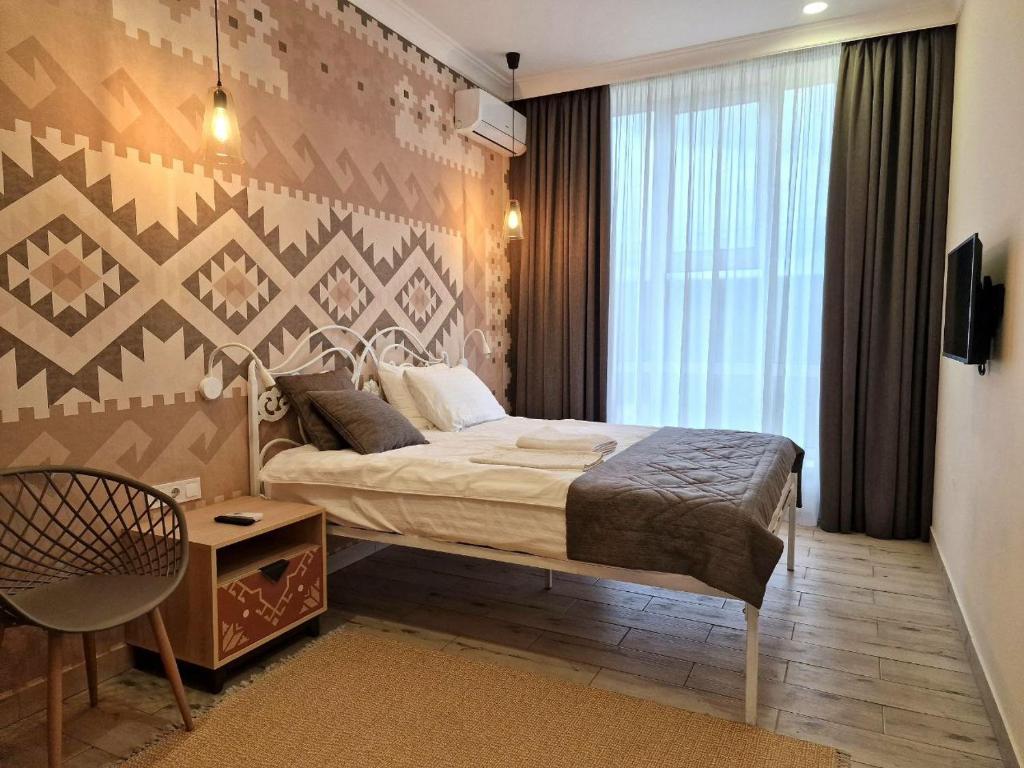 Petrivs'keДобрій的一间小卧室,配有床和窗户