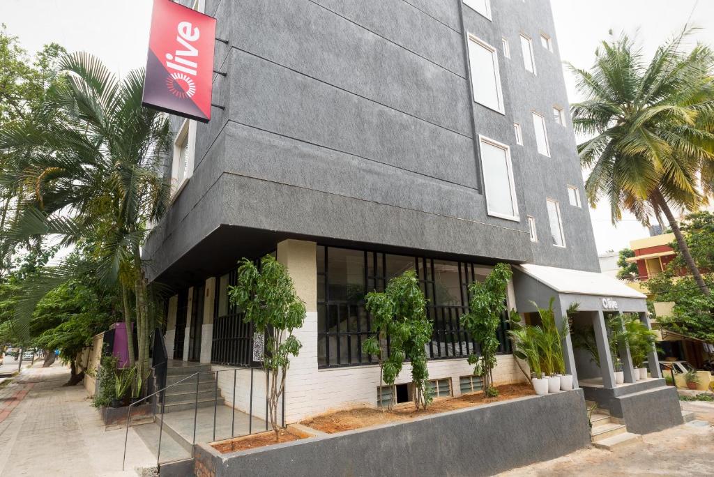 班加罗尔Olive Indiranagar - By Embassy Group的一座黑白的建筑,前面有树木