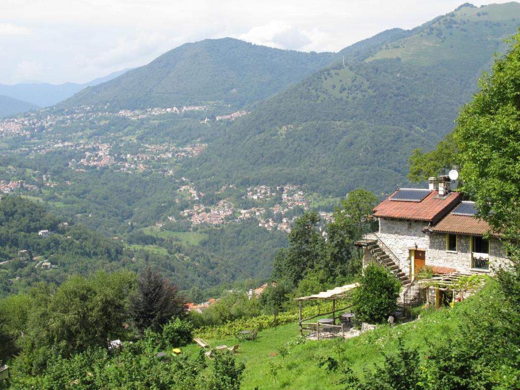 施格纳诺阿尔玛尼奇农庄酒店的山丘上以山为背景的房子