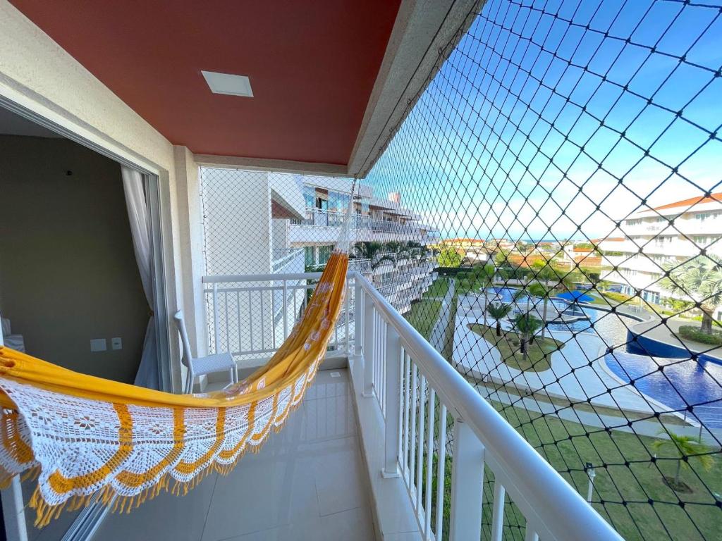 阿奎拉兹Apartamento Confortável - Porto das Dunas - Perto do Beach Park的游轮上带吊床的阳台
