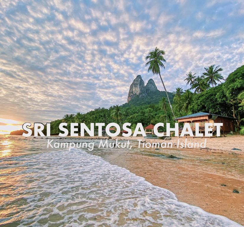 刁曼岛Sri Sentosa Chalet的享有海滩美景,背景为山脉