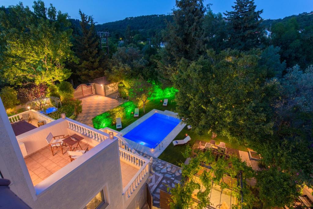 伊利索斯小天堂别墅的享有带游泳池的房屋的空中景致