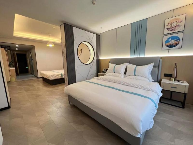 砀山格菲安徽省宿州砀山县中原路酒店的一间大卧室,内配一张白色的大床