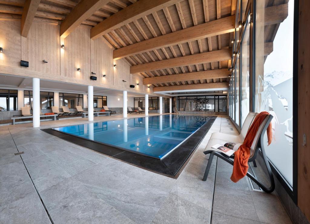 拉赫兹耶尔Hôtel Alpen Lodge的一座大游泳池