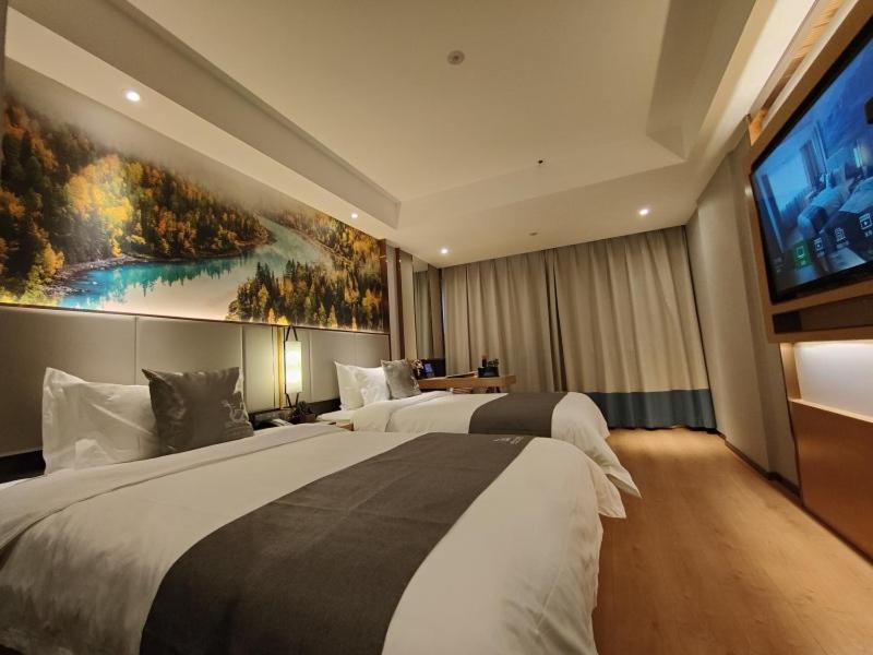 乌鲁木齐格林东方新疆乌鲁木齐人民路酒店的酒店客房设有两张床和一台平面电视。