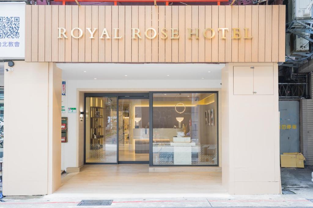 台北Royal Rose Hotel Taipei Station的罗瓦尼玫瑰酒店前的商店