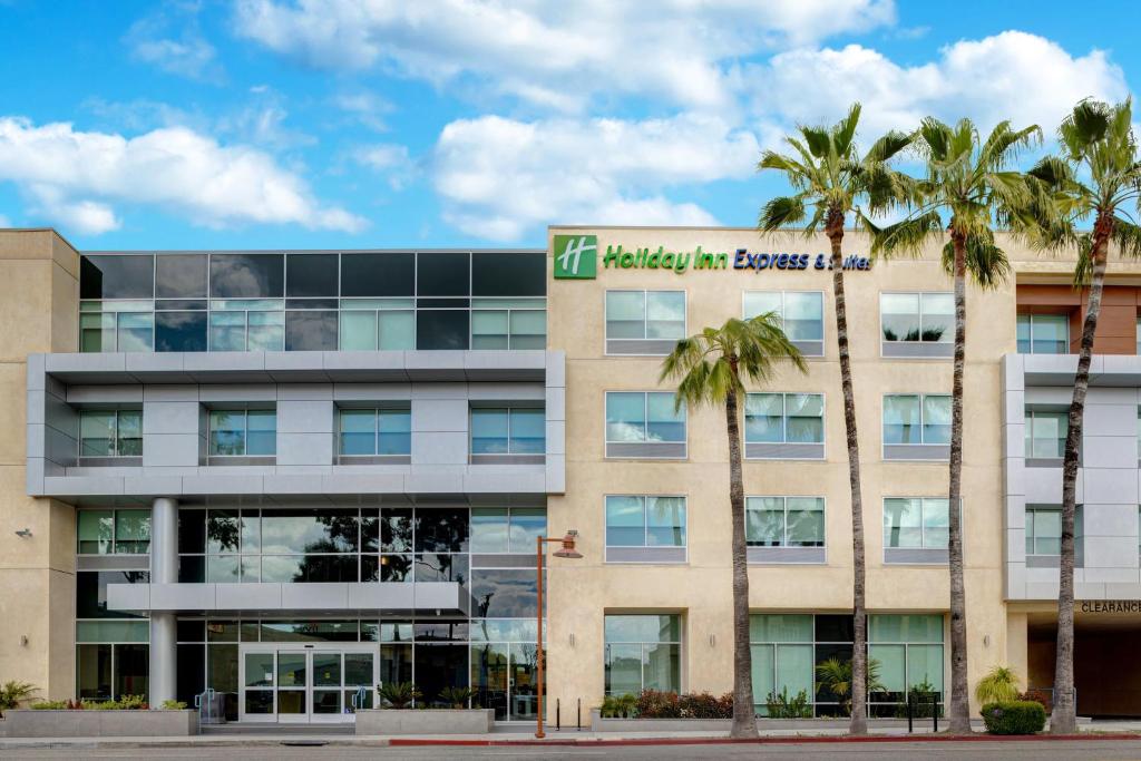 格伦代尔Holiday Inn Express & Suites - Glendale Downtown的一座棕榈树的办公楼