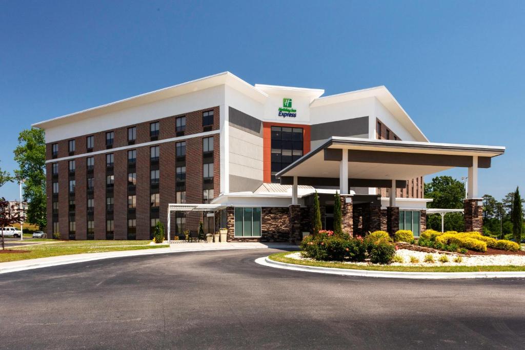 落基山Holiday Inn Express - Rocky Mount - Sports Center, an IHG Hotel的前面有道路的酒店大楼