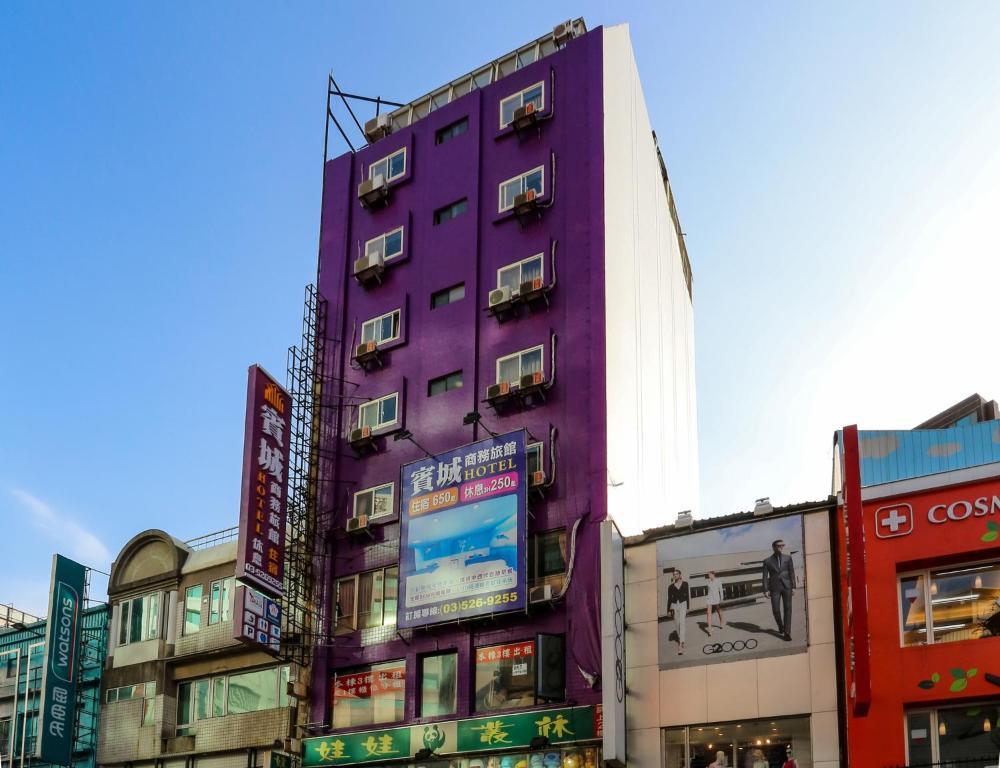 新竹Bin Chen Business Hotel的城市中心的紫色建筑