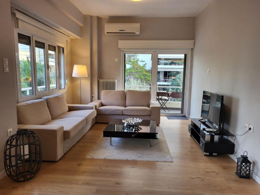 雅典Spacious Apartment In N. Smirni的带沙发和咖啡桌的客厅