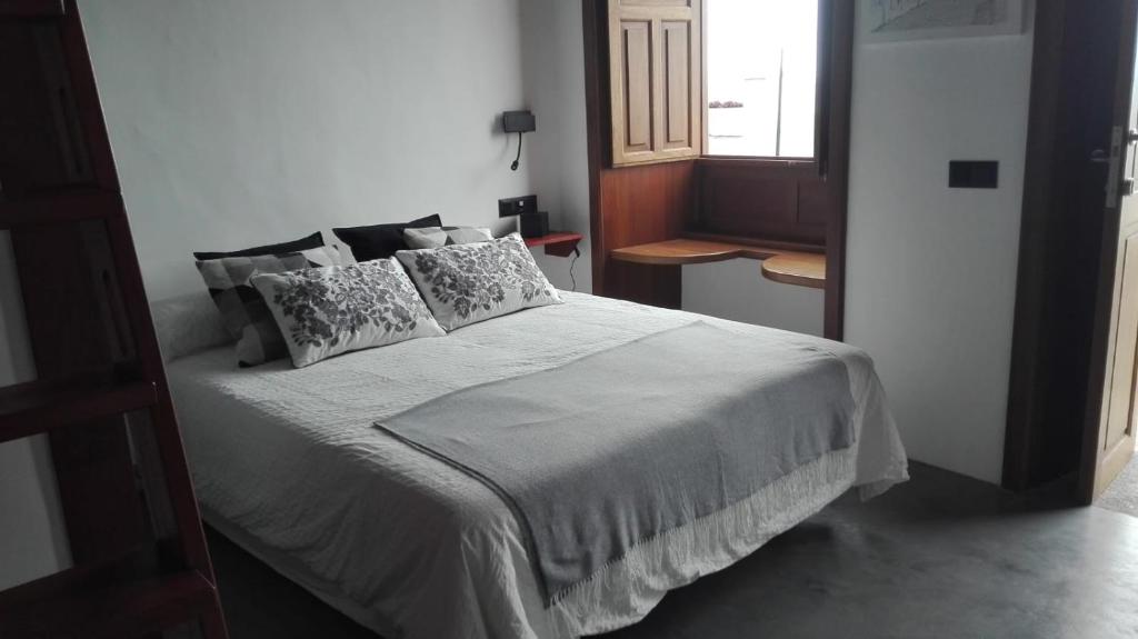 加拉奇科Vivienda Vacacional San Roque, 30的卧室配有带枕头的白色床和窗户。