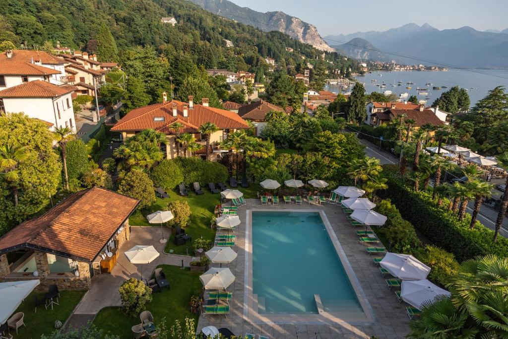 斯特雷萨德拉托雷酒店的享有带游泳池的度假村的空中景致