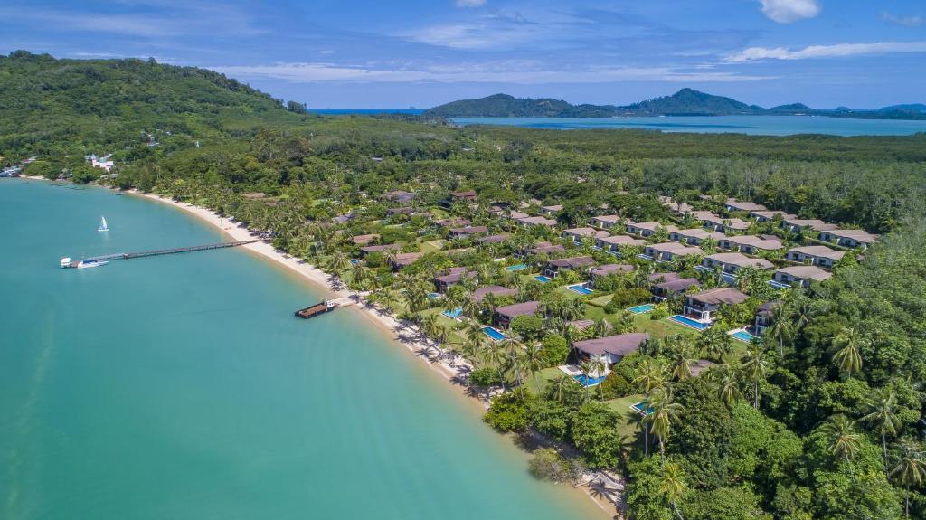 普吉镇Barcelo Coconut Island, Phuket的海滩上的度假村的空中景观