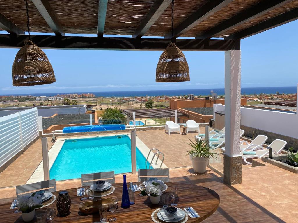 卡勒达德福斯特CASA BLANCA - Sea Views - Private Pool - WiFi - BBQ的屋顶游泳池别墅