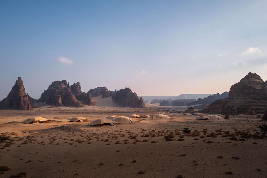 欧拉Banyan Tree AlUla的沙漠,有帐篷和山峰