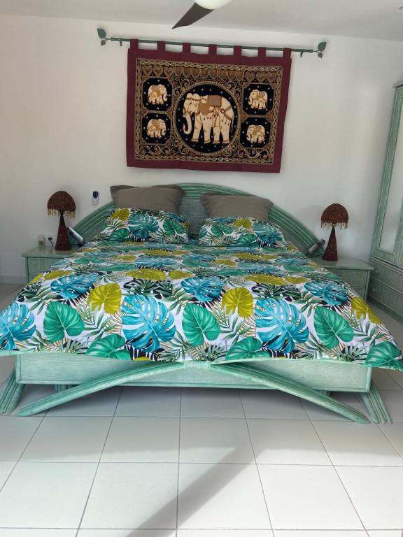 蒙托鲁VILLA MARILIS的一间卧室配有一张带彩色床罩的床