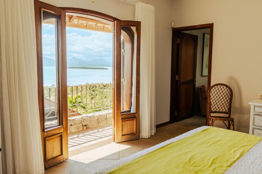 勒莫尔尼Le Morne Vista的一间卧室配有一张床,享有海景