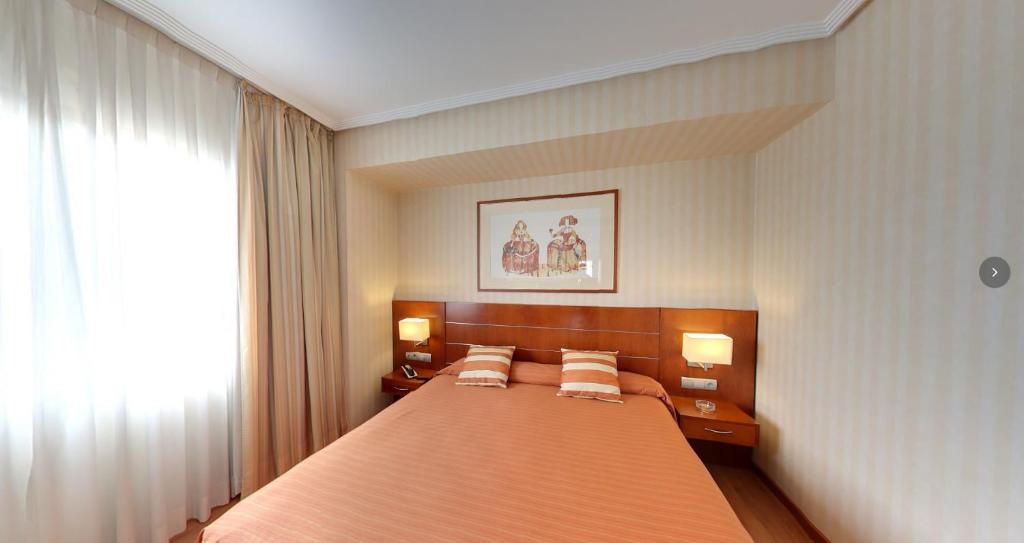 莫斯托雷斯Checkin La Princesa的一间卧室配有一张带两个枕头的大型橙色床