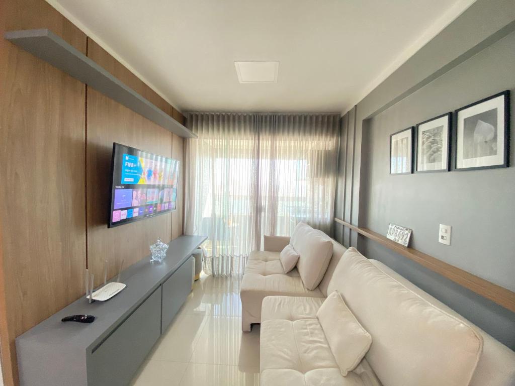 戈亚尼亚Luxuoso 2Q St Bueno - 3101的客厅配有白色沙发和电视