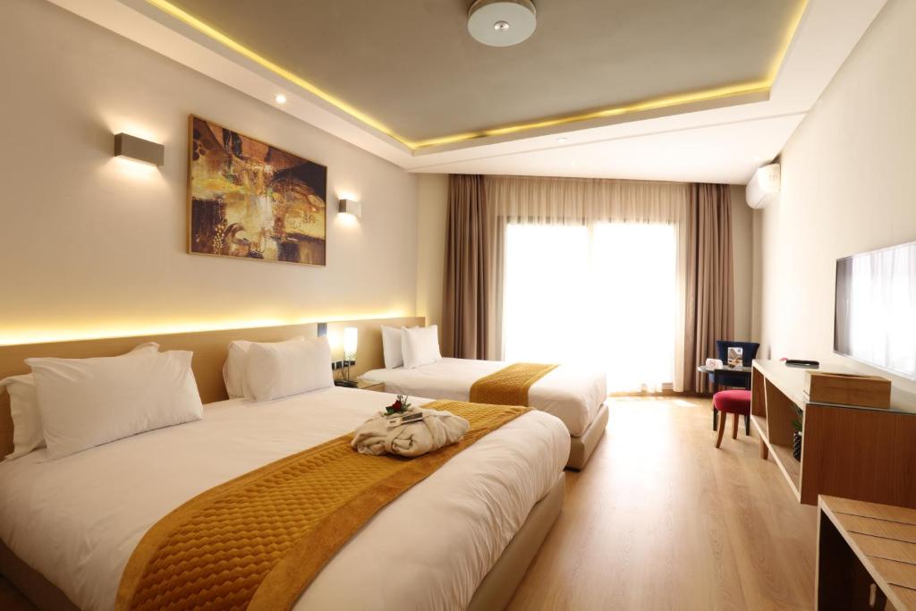 卡萨布兰卡Silver Suites Hotel & Spa的酒店客房设有两张床和电视。