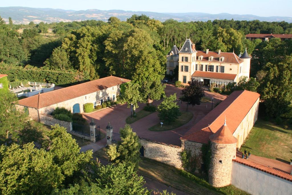 维勒雷斯特Château de Champlong Table Hôtel **** Golf & Spa的享有城堡建筑的空中景致