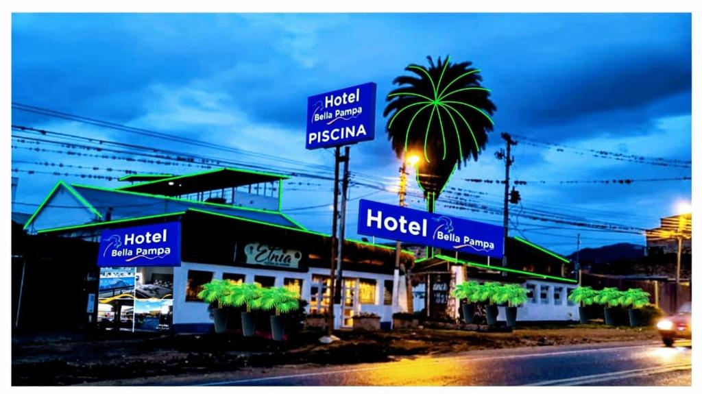 富萨加苏加HOTEL BELLA PAMPA FUSAGASUGA的一座建筑前有棕榈树的酒店