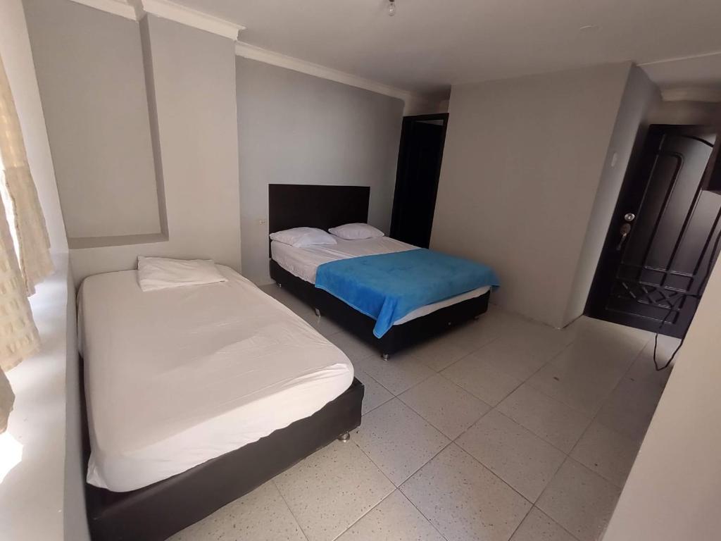MaicaoComfort inn的小型客房配有两张床,