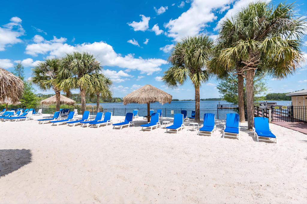 基西米Bahama Bay 116的海滩上的一排椅子和遮阳伞