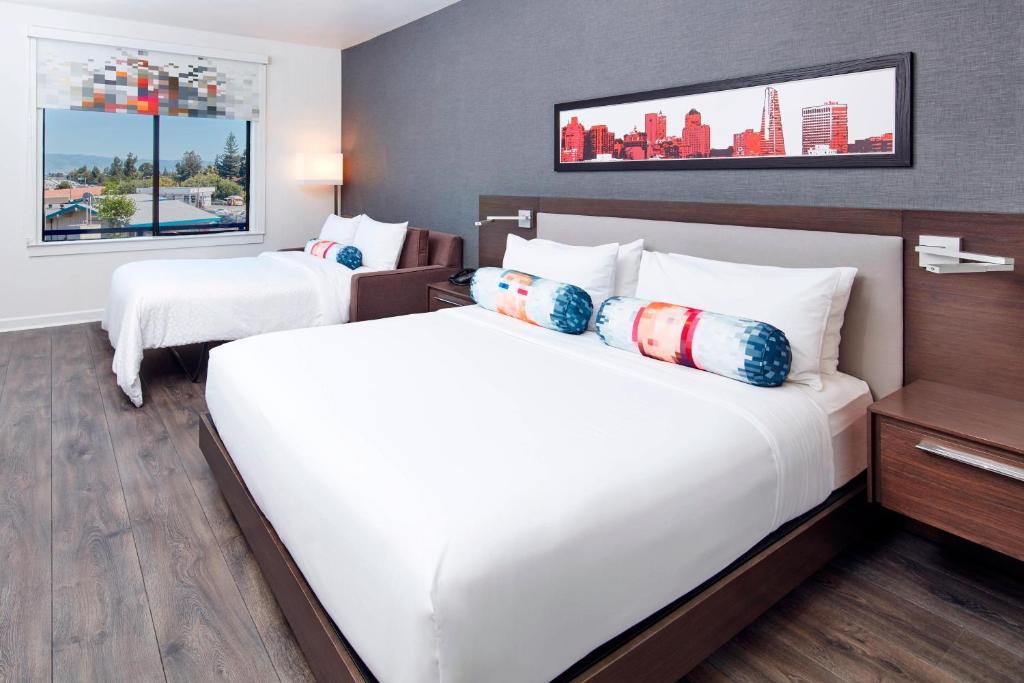 圣何塞圣何塞阿洛弗特库珀提诺酒店的酒店客房设有两张床和窗户。