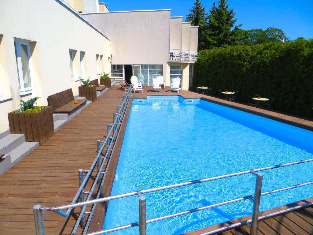 派尔努维斯洛斯酒店的一座位于房子阳台的大型游泳池