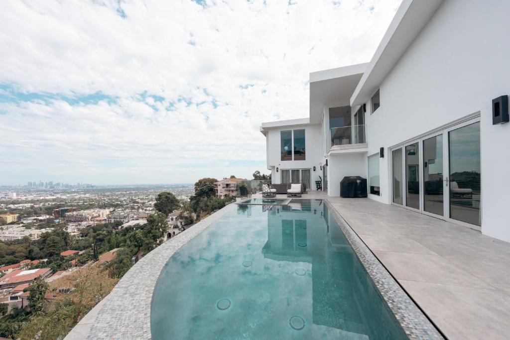 洛杉矶Exclusive Hillside Hideaway-Private Room的一座房子后院的游泳池