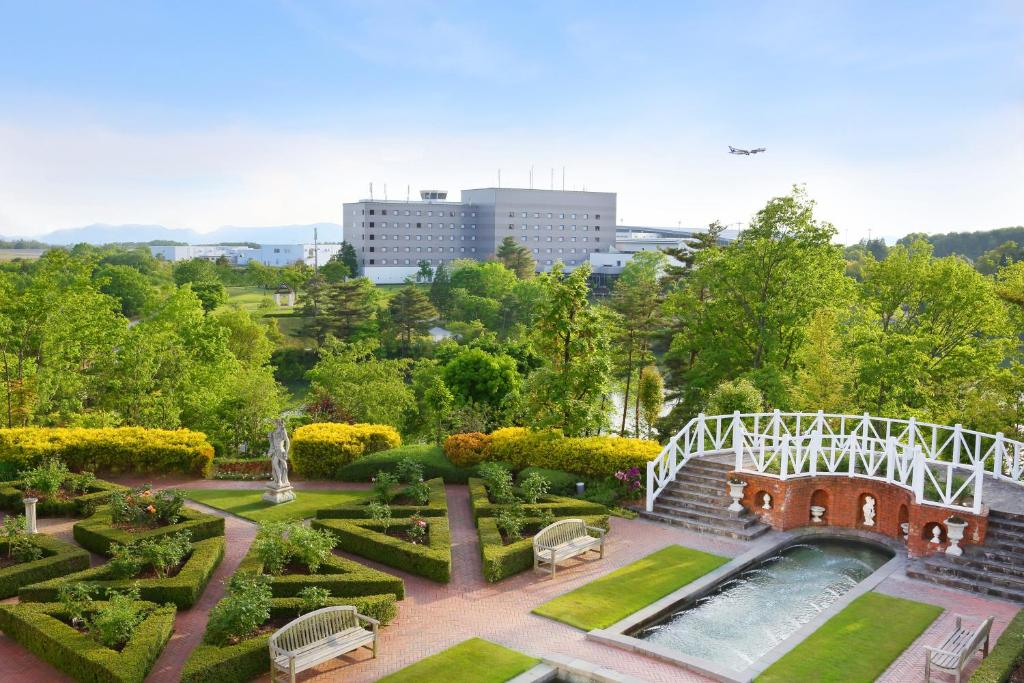 三原市广岛机场酒店 的享有花园的空中景致,设有喷泉